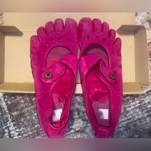 Genuine Leather, Vibram Fivefinger Performa Jane shoes - Size 9 - like new!